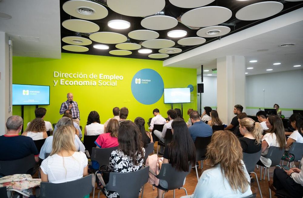 Capacitación de la Ciudad y Telecom sobre redes sociales y líneas de financiamiento