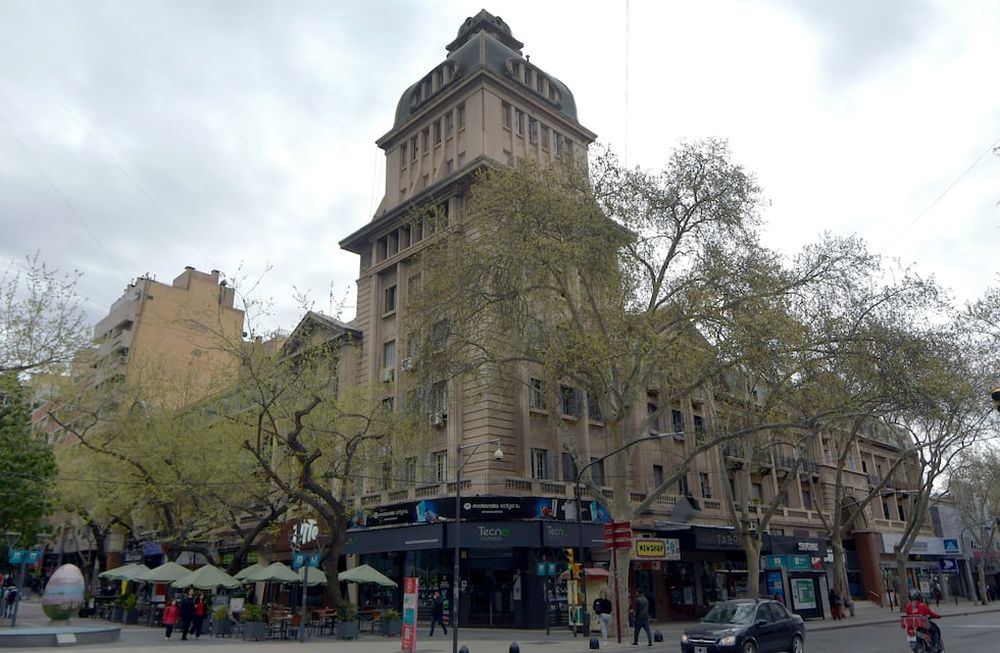Peatonal Sarmiento y Av. San Martín. A casi un siglo de su inauguración, el Pasaje continúa siendo uno de los edificios emblemáticos de la Ciudad de Mendoza. Foto:  Orlando Pelichotti/ Los Andes