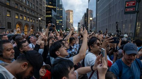 Los Andes | AME9717. NUEVA YORK (ESTADOS UNIDOS), 28/05/2024.- Cientos de turistas esperan para ver el Manhattanhenge, fenómeno que se produce dos veces al año en torno al solsticio de verano cuando el sol desciende en una vertical perfecta entre los rascacielos, est