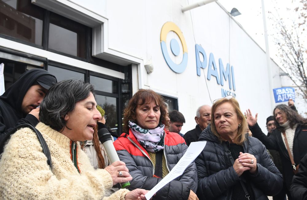 Un numeroso grupo de jubilados invadió hoy a una oficina de Pami en Mendoza en reclamo por su asistencia de salud. Foto: Ramiro Gómez Un numeroso grupo de jubilados invadió hoy a una oficina de Pami en Mendoza en reclamo por su asistencia de salud. Foto: Ramiro Gómez