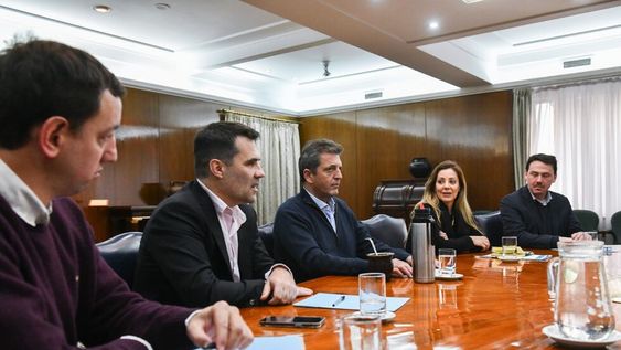 Sergio Massa junto a Darío Martínez y Flavia Royón, secretarios saliente y entrante del área de Energía (Foto: Prensa Sergio Massa)