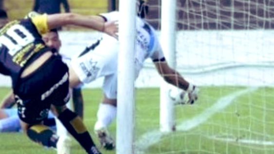 Levy subió una imagen para demostrar que el gol que llevó al equipo a la final fue válido pero otra foto muestra que no entró. / Gentileza.