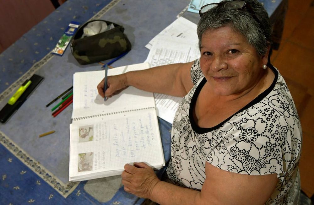 Susana es la primera de su clase en terminar las tareas en el Centro de Alfabetización 05 del barrio La Favorita. Foto: Orlando Pelichotti / Los Andes