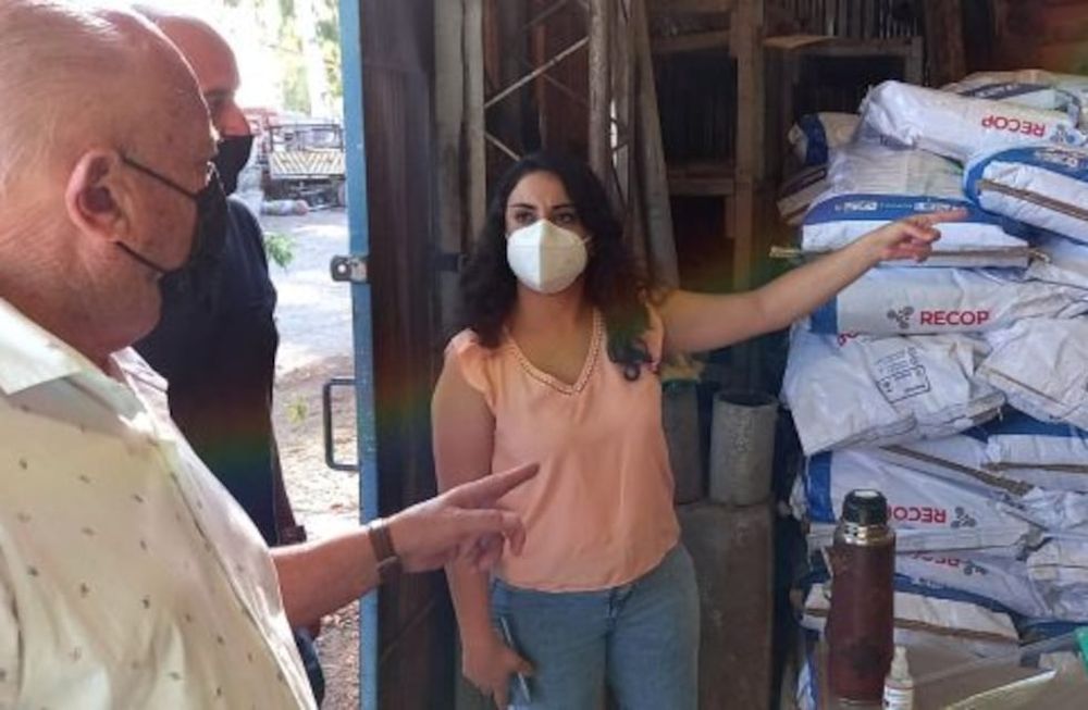 Economía asiste con oxicloruro de cobre a 400 productores de Rivadavia. En la foto, Valentina Navarro Canafoglia, directora provincial de Agricultura y Miguel Ronco, intendente de Rivadavia.