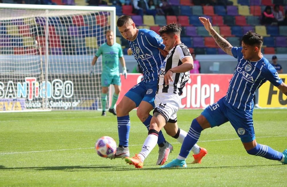 Lautaro Montoya (13), lateral izquierdo del Ferroviario santiagüeño, deja en el camino a Ferrari y Breitenbruch. El Tomba se pegó un golpazo en en el Norte.