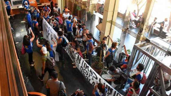 Manifestantes irrumpieron en las inmediaciones del Río Negro e hicieron destrozos.