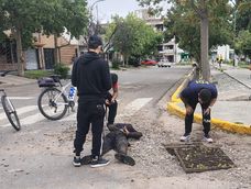 El momento en que sacaron a la superficie al quinto detenido en el barrio Fuchs