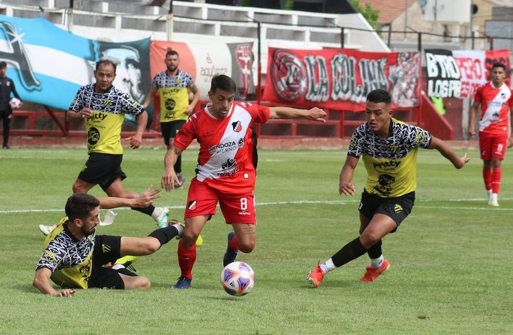 Fausto Montero, autor del gol del Cruzado, deja por el camino a dos adversarios. / Gentileza Prensa Maipú.