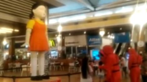La muñeca icónica de El Juego del Calamar debió ser desmantelada del shopping de Avellaneda.