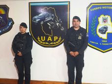 Los policías héroes que asistieron a la mujer en trabajo de parto.