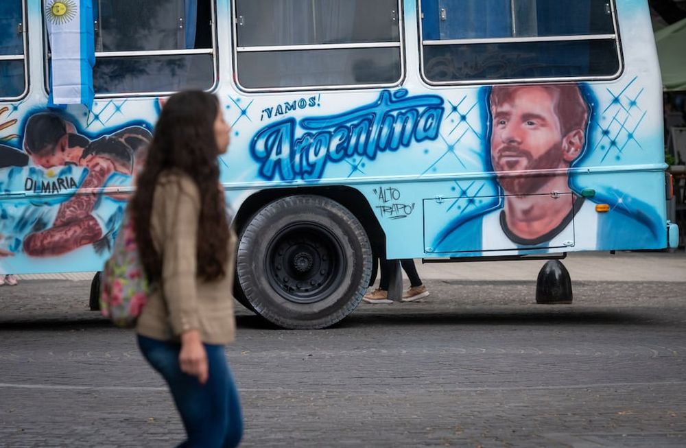 Colectivo La ScalonetaUn grupo de amigos se junto con un artista para pintar el colectivo La Scaloneta y salir por los departamentos y alentar a la seleccion que jugará en Qatar 2022Foto: Ignacio Blanco / Los Andes