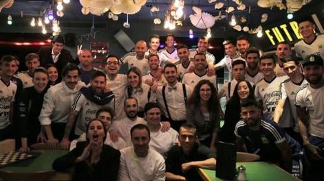Los jugadores de la Selección almorzaron en el pequeño jardín de Messi en Barcelona
