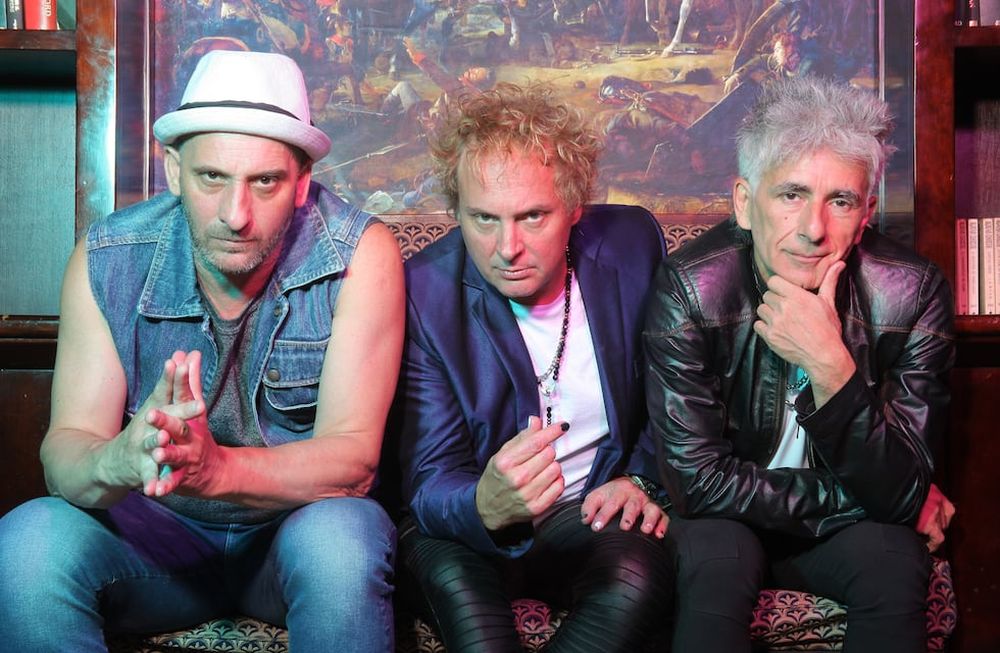 La banda sigue celebrando los 20 años del disco Armando Camaleón con versiones inéditas.