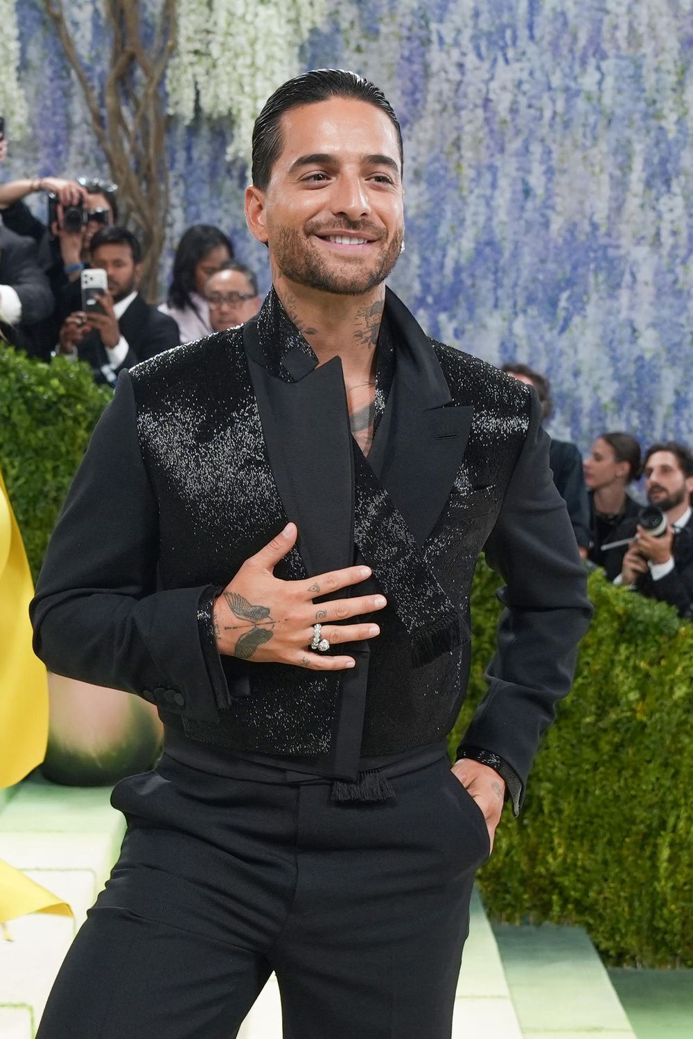 El cantante llevó un diseño de Haider Ackermann. El cantante llevó un diseño de Haider Ackermann.