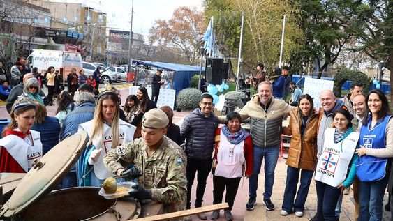 El intendente Matías Stevanato celebró el éxito del locro solidario del 9 de julio en Maipú. Foto: Prensa Maipú
