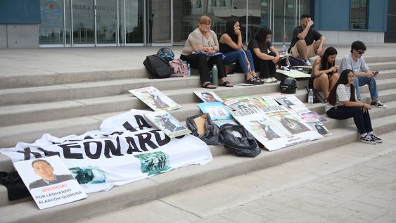 Familiares del oficial principal Leonardo Alarcón Quiroga y del agente de Tránsito de Godoy Cruz, Santiago David Velázquez Guevara, durante la audiencia en el Polo Judicial. Foto: Los Andes.