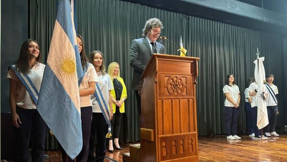 Javier Milei visitó el colegio donde cursó sus estudios e inauguró el ciclo lectivo, en Villa Devoto. Federico López Claro / Clarín