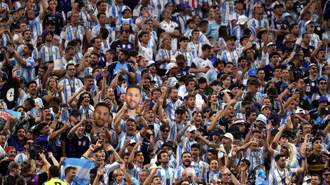 Los hinchas de la Selección Argentina aportaron color y pasión ante Egipto