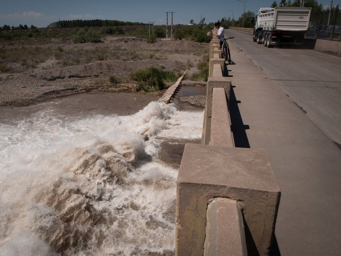 Dique CipollettiEl río Mendoza aumentó su capacidad con respecto al año pasado y se realizan maniobras porque el dique Potrerillos, que está al máximo de su capacidad, con respecto a los últimos 14 años, por esto tambien se ve mucha agua en el Dique CipollettiFoto: Ignacio Blanco / Los Andes