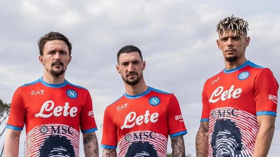 La camiseta del Napoli con la imagen de Maradona serán autografiadas y subastadas para que la ganancia sirva para ayudar a los refugiados ucranianos.