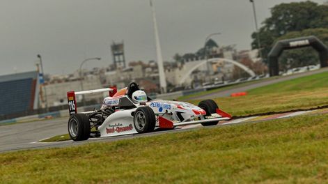 El pampeano ganó la primera carera de la Fórmula Renault 2.0