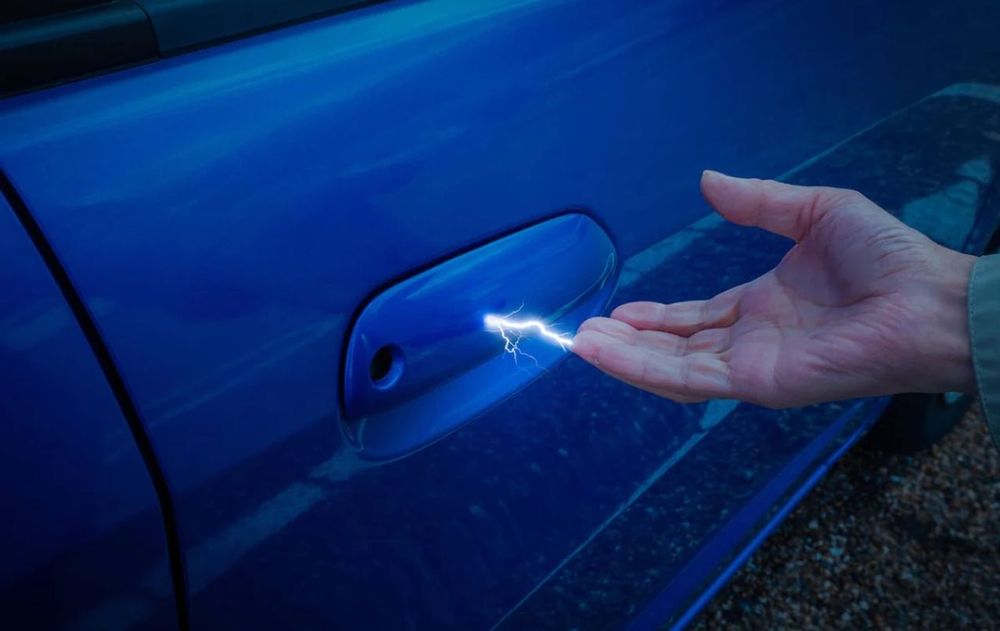 La sensación de descarga de electricidad al tocar la puerta del auto no es peligrosa y puede prevenirse fácilmente.