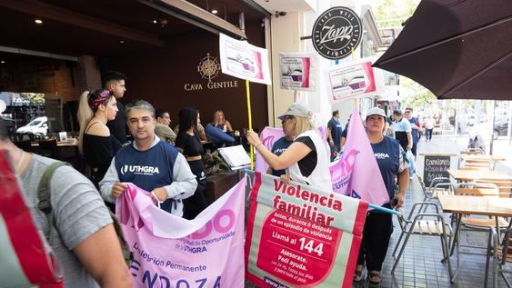 Protesta del gremio de los trabajadores gastronómicos Uthgra en la calle Arístides reclamando trabajo en blanco. | Foto: Ignacio Blanco / Los Andes