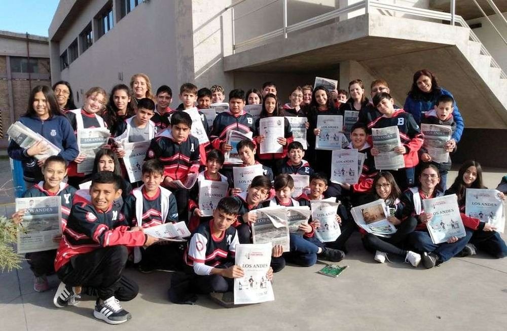 Todos los chicos de 7º grado de la escuela Nº 1-738 “Maestra Rural Ana María Castillo”, de San Martín, acompañados por sus docentes, Analía Gómez, María de los Ángeles Lucena, Patricia Prado, Natalia Cayo y su directora, Bibiana Coppi.