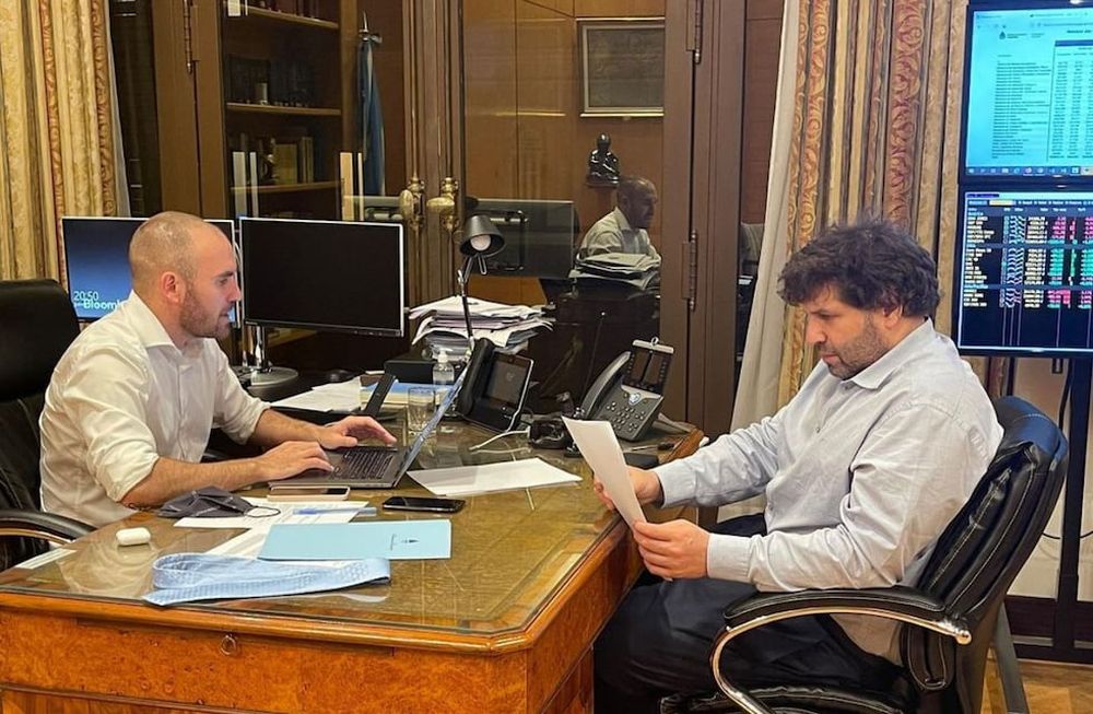 Martín Guzmán en su despacho del Ministerio de Economía junto a Sergio Chodos, director por el Cono Sur ante el Fondo Monetario Internacional. / Archivo
