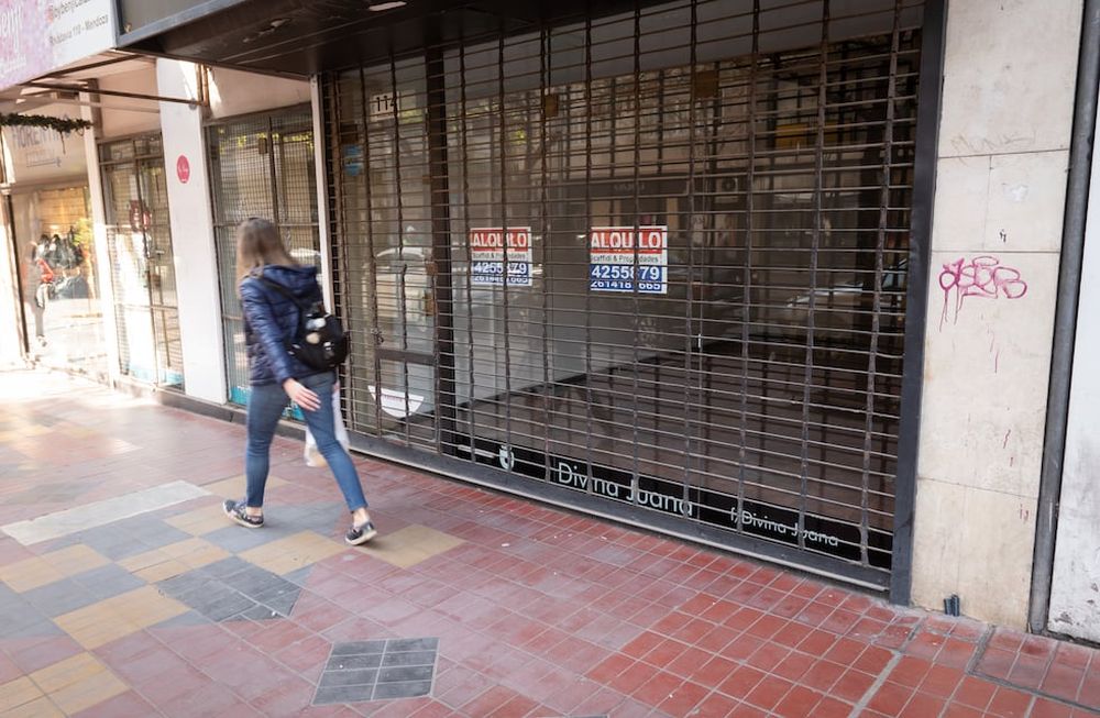 Muchos comercios también sufrieron la crisis de la pandemia. Ignacio Blanco / Los AndesEl mes de septiembre comenzó con record de contagios de Covid-19 y el gobierno analiza volver a fase 1. Sabado por la mañana con muy poco movimiento y locales cerrado