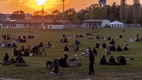Los ciudadanos alemanes no vacunados contra el coronavirus podrían experimentar nuevas restricciones si los contagios siguen creciendo.
