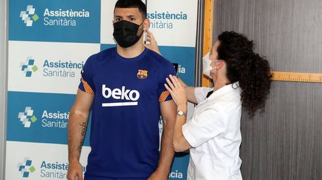 Sergio Agüero superó la revisión médica y será compañero de Leo Messi en el Barcelona. / FCB