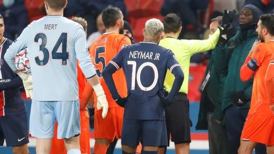 Los jugadores de Istambul Basaksehir abandonaron la cancha en medio del partido