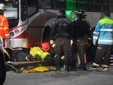 Tragedia en Mar del Plata con un colectivo que despistó en la costa y arrolló a varias personas Tragedia en Mar del Plata con un colectivo que despistó en la costa y arrolló a varias personas
