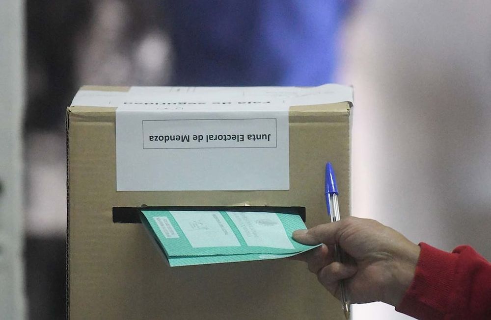 El color de las elecciones en Mendoza: el hombre que quiso votar a Messi y el “universo paralelo” de los turistas. Foto: José Gutierrez / Los Andes