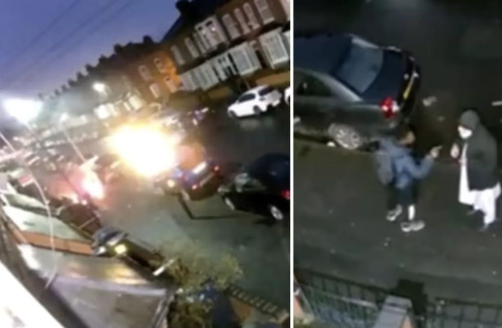 Capturas de las cámaras de seguridad que registran el momento en que un hombre se acerca al anciano, lo rocía con combustible y lo prende fuego a la salida de una mezquita en Reino Unido.