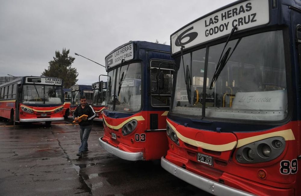 Una cuenta de TikTok recopila videos de las viejas líneas de colectivos que circulaban por el Gran Mendoza. Foto: Claudio Gutierrez / Archivo Los Andes