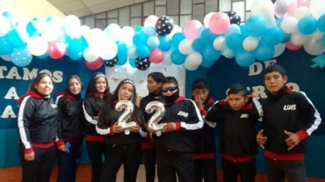 Los Andes | Egresados de la Escuela Albergue Maestro Pablo Pizzurno, en Lavalle, necesitan un transporte para que este lunes los lleve al polideportivo de Tunuyán, donde compartirán cuatro días como cierre de un ciclo.