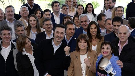 Los Andes | Patricia Bullrich y Luis Petri junto a precandidatos de todo el país en Pilar (Foto: Prensa Patricia Bullrich)