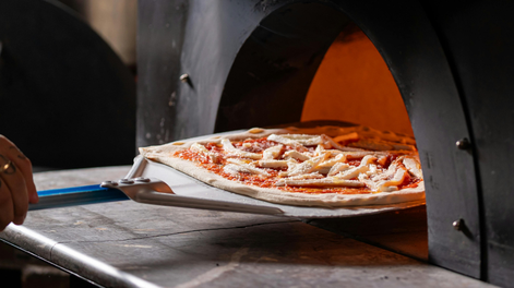 Quiso mostrar la mejor manera de meter una pizza en el horno, pero ocasionó un desastre en vivo