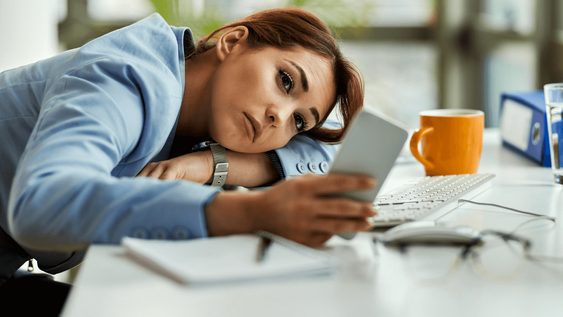 Qué significa que procrastines todo aunque sepas que te perjudica, según la psicología