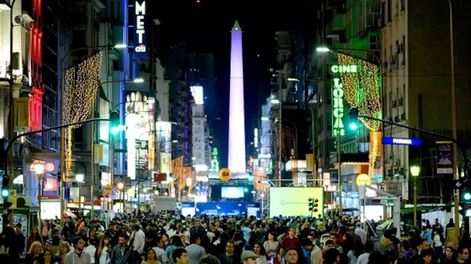 Los Andes | Un estudio reveló que la mitad de los argentinos aceptaría que asuma un gobierno autoritario si resuelve sus problemas.