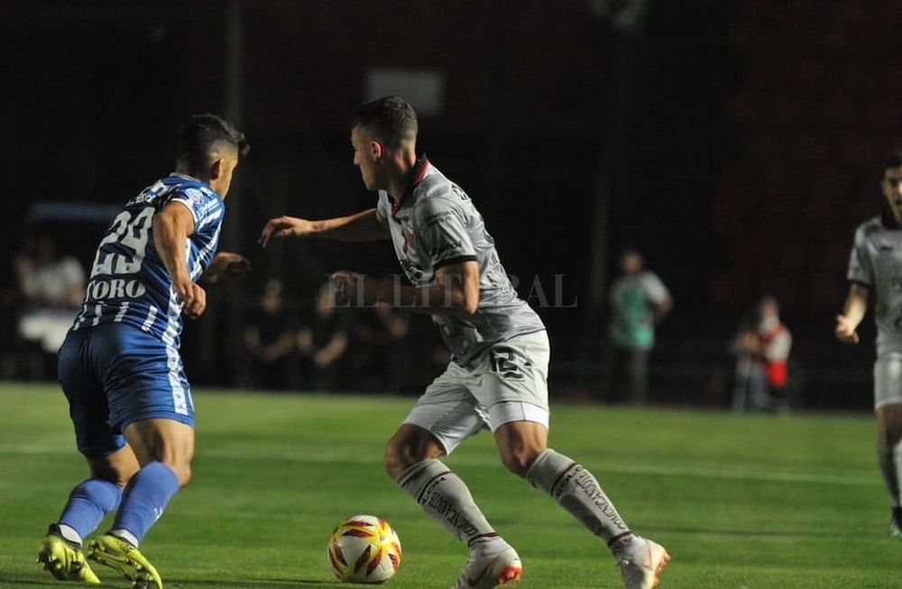 Colón le dio una lección al Tomba en Santa Fe y lo goleó 3-1