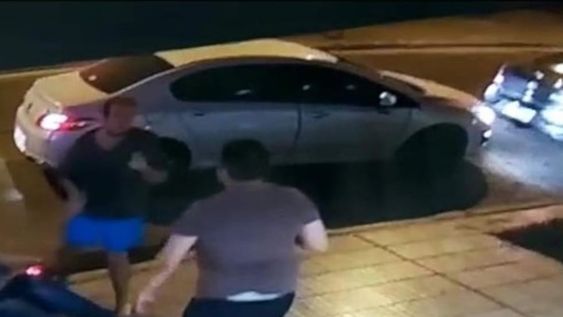 El hombre inició la pelea por una supuesta infidelidad. La esposa del agredido intentó frenar la discución, pero el fiscal la empujó provocando su caída.