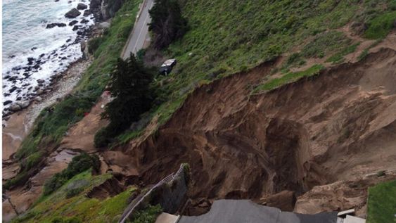 Por un socavón, el edificio Kandinsky está en riesgo de colapso entre Viña del Mar y Concón. Se ubica sobre avenida Costa de Montemar. Abajo, la Borgoño. (Gentileza Biobiochile.cl)
