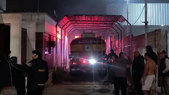 Incendio en un taller mecánico de Palmira: más de 15 vehículos estaban en el interior y dos fueron alcanzados por las llamas