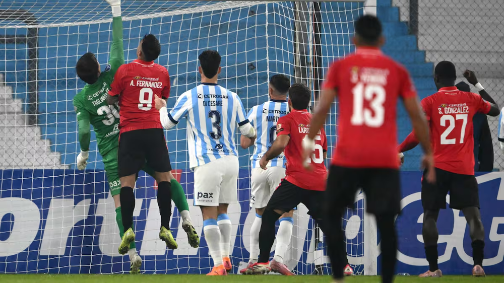 Las dudas de Matías Tagliamonte y el empujón de Fernández, que terminaron en gol, empate y que dejaron afuera de la Copa a la Academia. 
