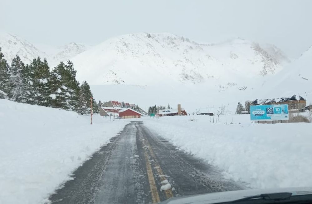 Vialidad Mendoza despejó anoche la RP 222 a Las Leñas, tras una fuerte nevada