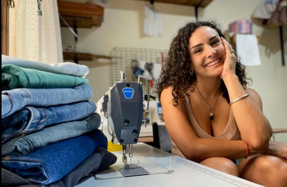 Bianca Fazio, creo su proyecto denominado Kali, a través de él combina su pasión por la costura y el compromiso con el medio ambiente.