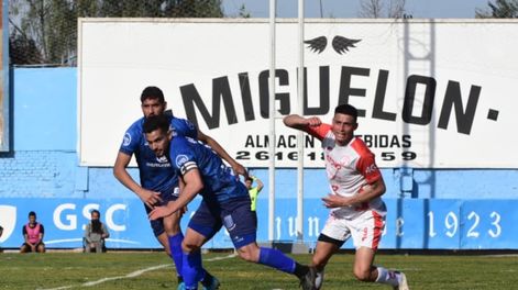 En la cancha de Gutiérrez Sport Club, pero a puertas cerradas, Huracán Las Heras recibe a Argentino (MM). / Mariana Villa (Los Andes).